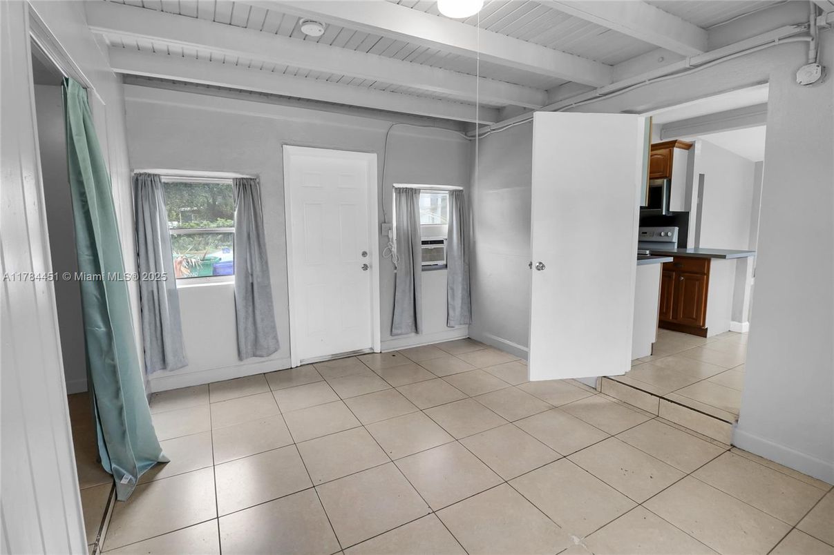 Empty room, Interior