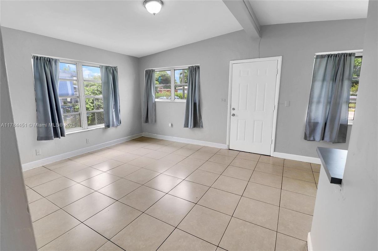 Empty room, Interior