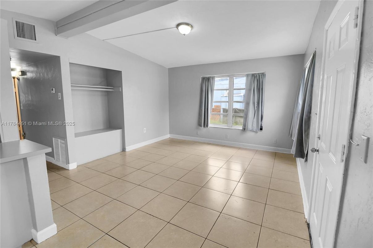 Empty room, Interior