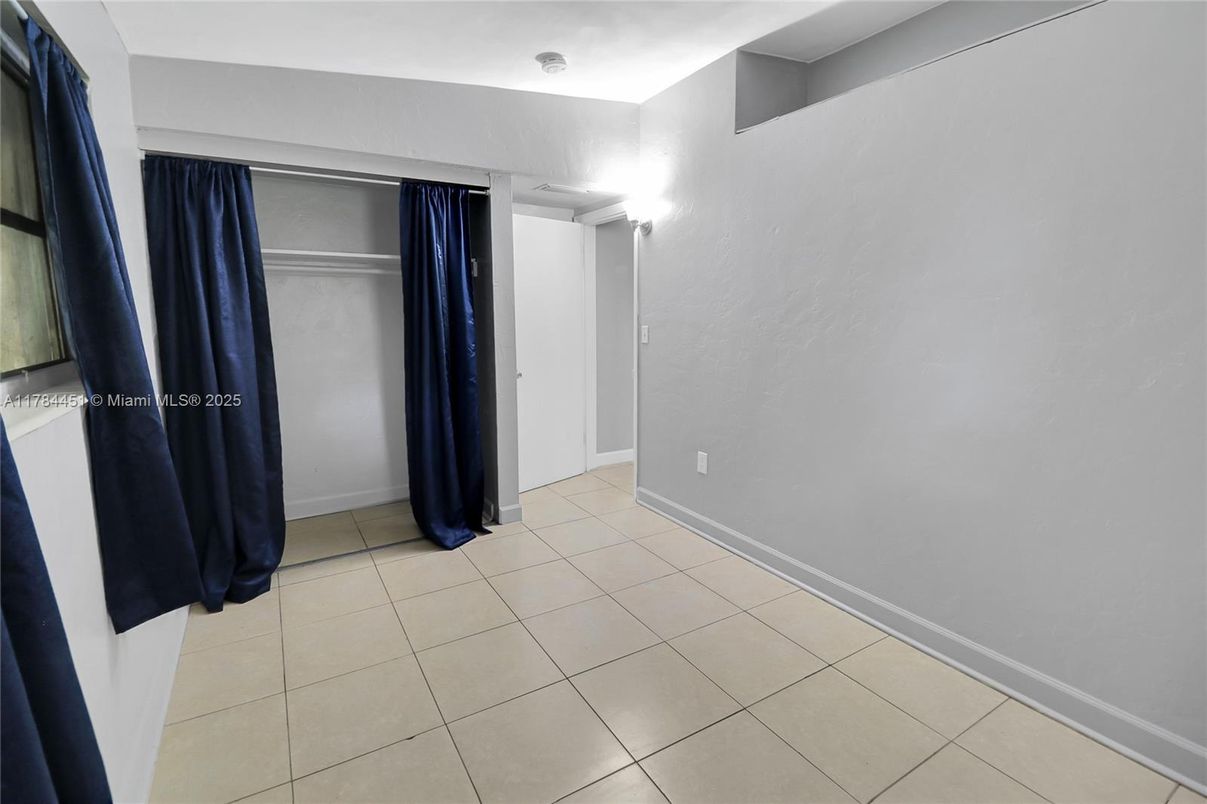 Empty room, Interior