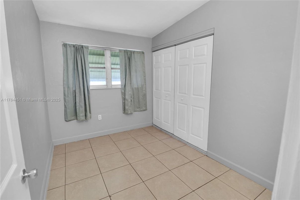 Empty room, Interior