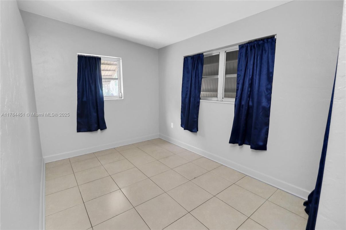 Empty room, Interior