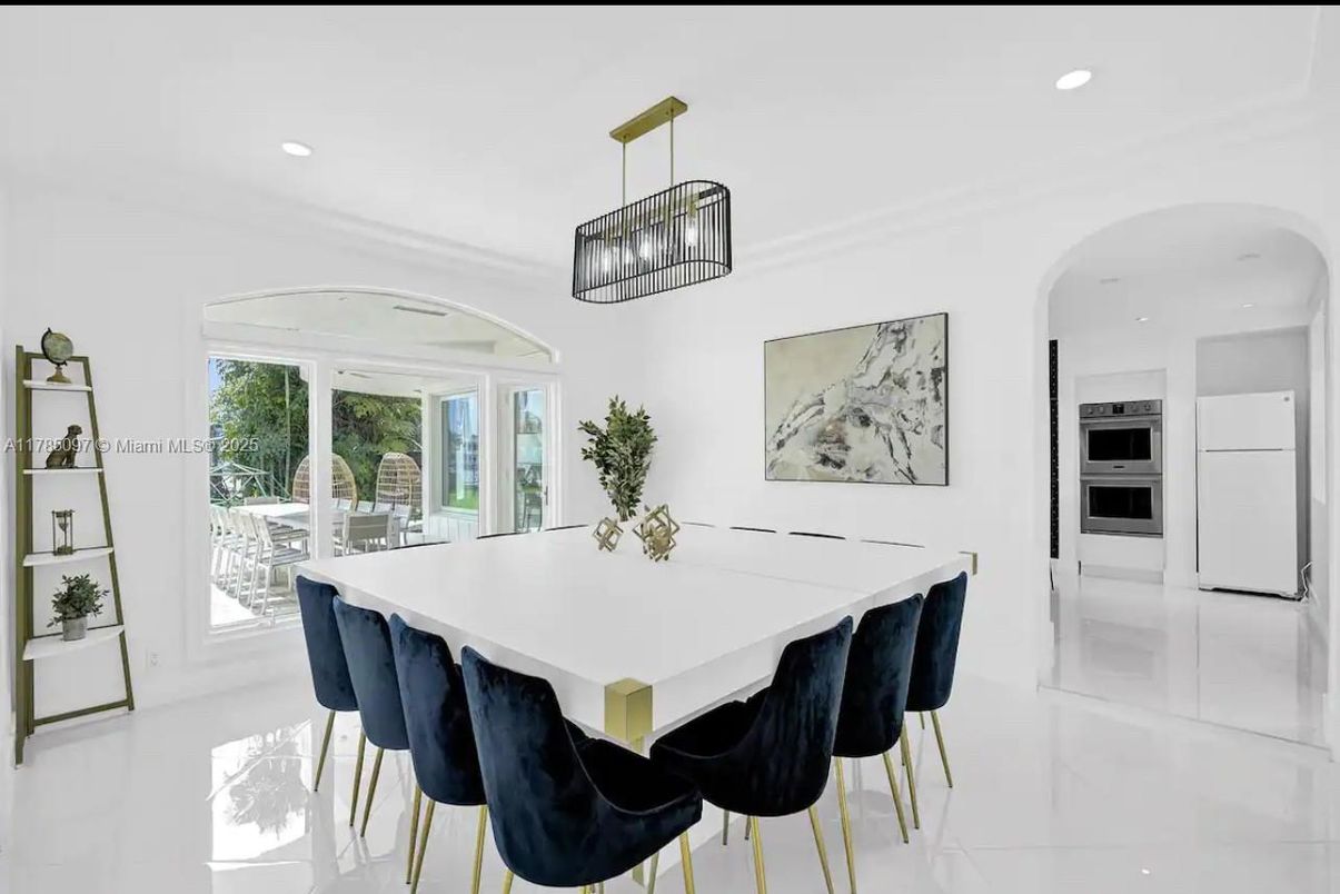 Dining room, Interior, Kitchen, Pendant Lights, Recessed Lighting, Stainless Steel Appliances