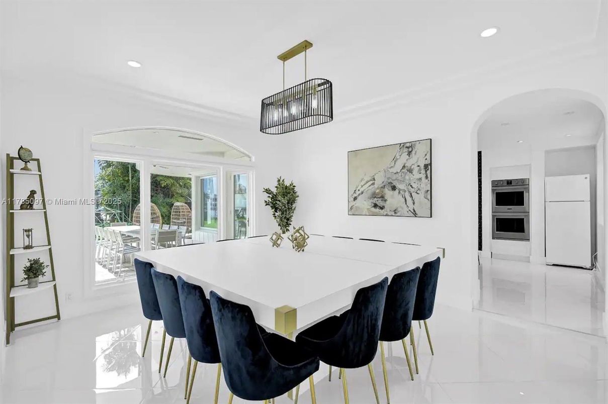 Dining room, Interior, Kitchen, Pendant Lights, Recessed Lighting, Stainless Steel Appliances