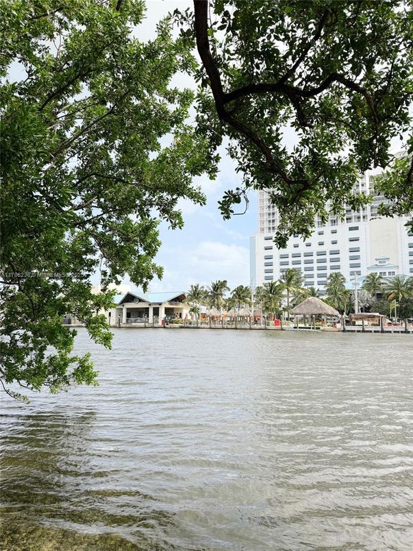 Exterior, Lake