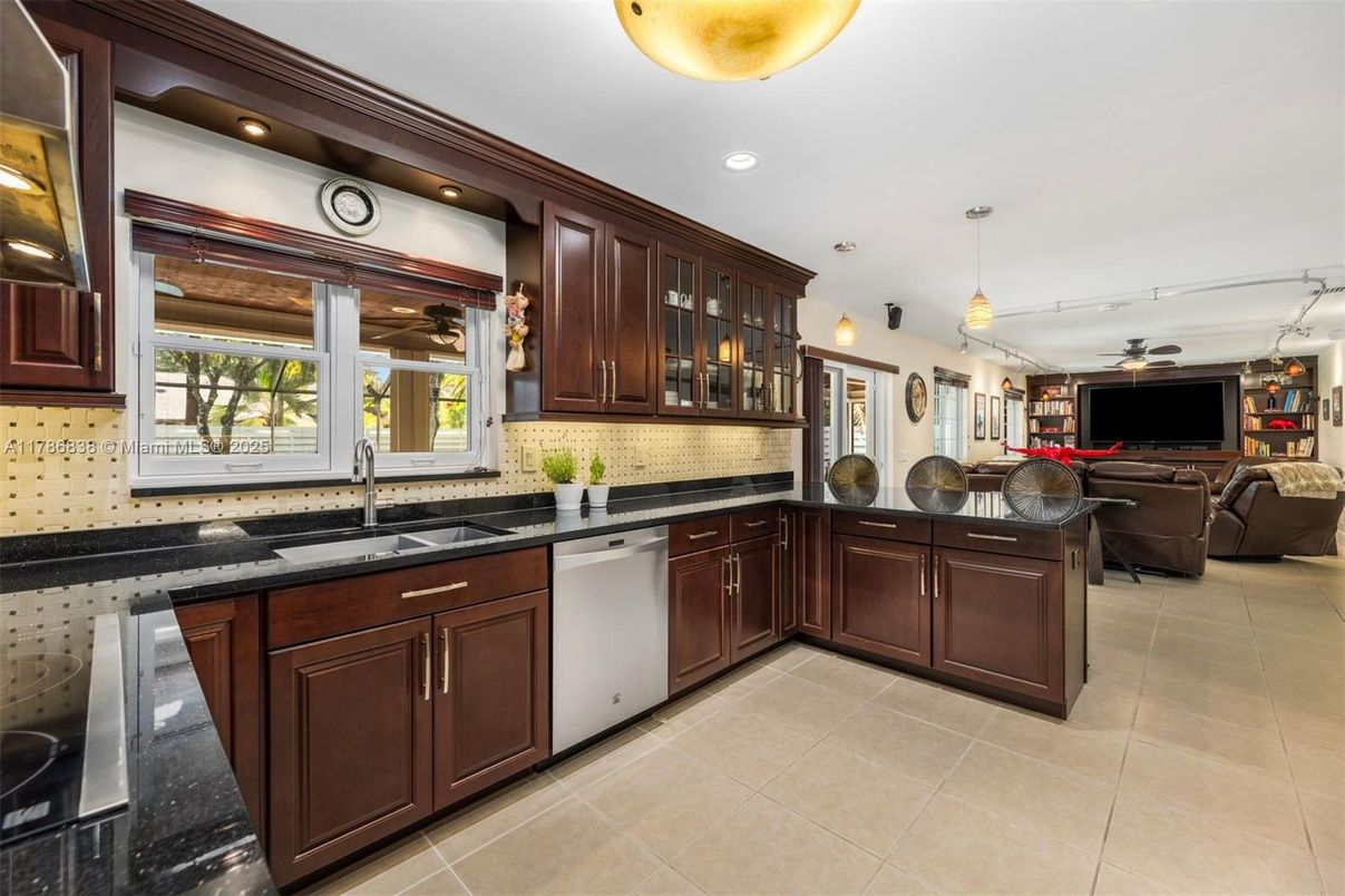 Interior, Kitchen, Living room, Pendant Lights, Recessed Lighting, Stainless Steel Appliances