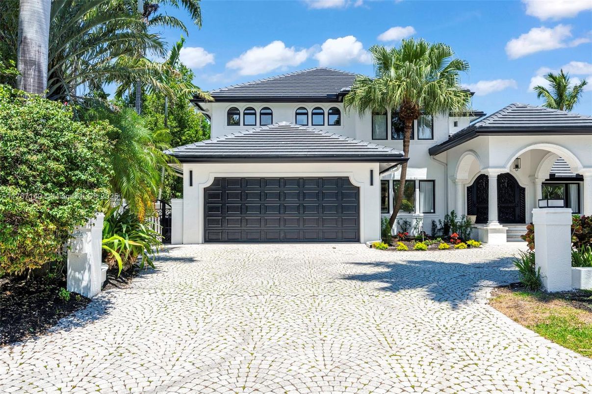 Attached, Exterior, Facade, Mediterranean