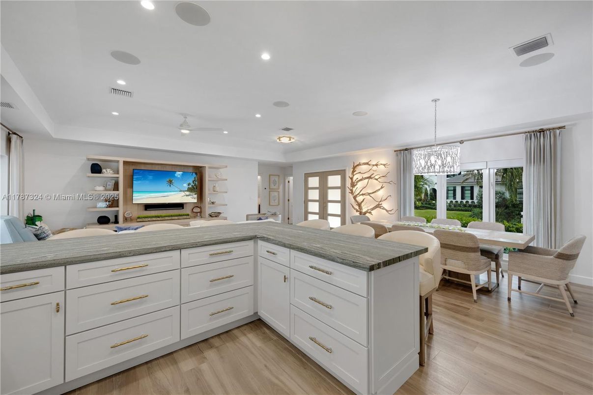 Chandelier, Dining room, Interior, Living room, Recessed Lighting, Wood Texture Flooring