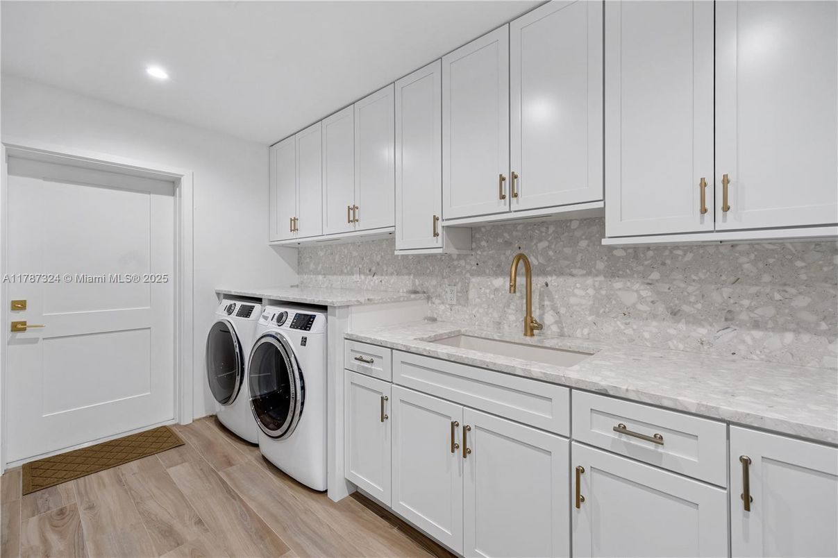 Interior, Recessed Lighting, Washer, Wood Texture Flooring
