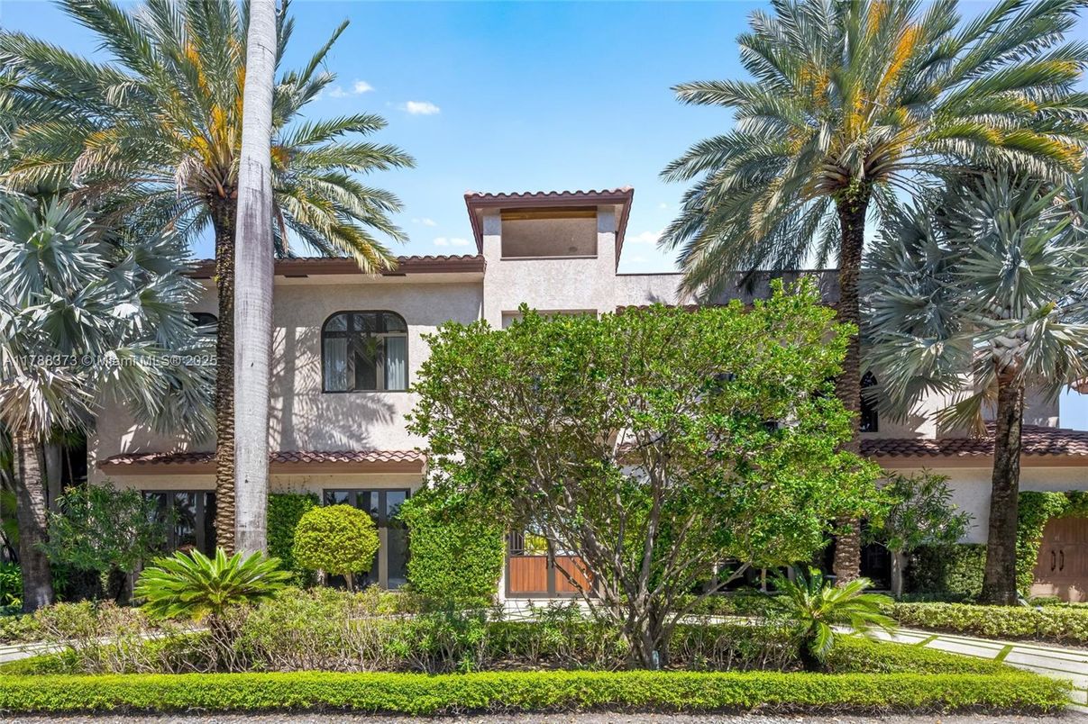 Exterior, Facade, Mediterranean