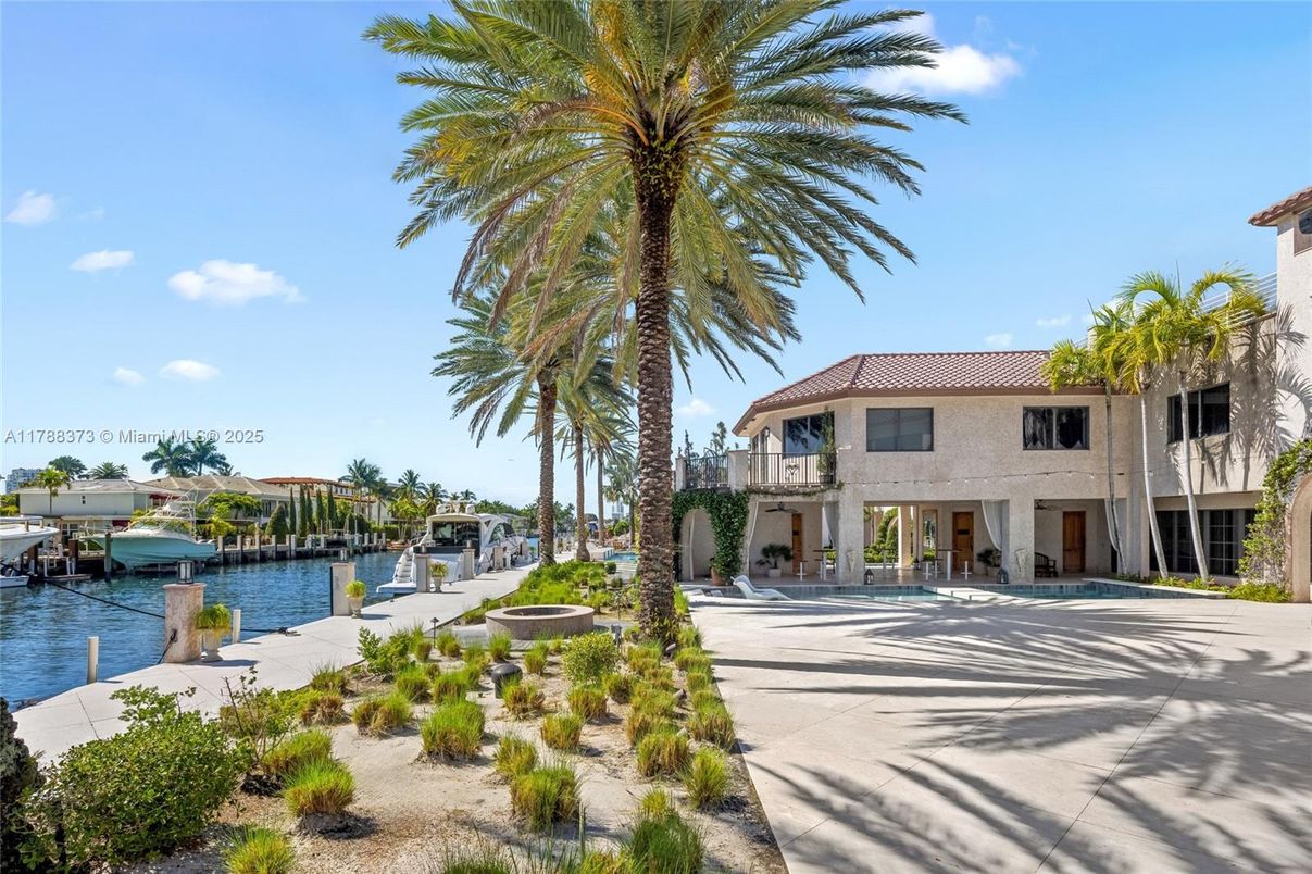 Exterior, Lake