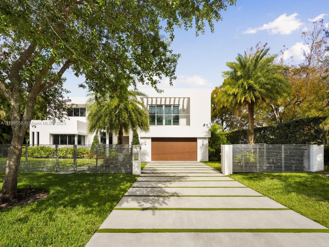 Attached, Backyard, Exterior, Facade, Modern