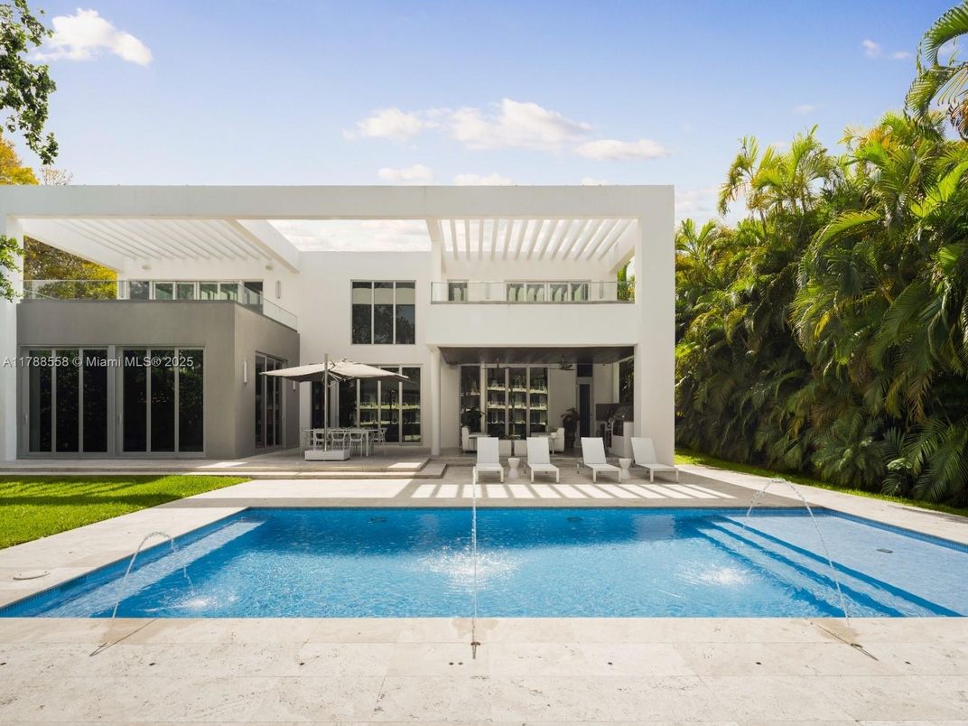 Exterior, Facade, Pool, Modern