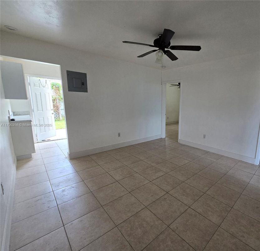 Empty room, Interior