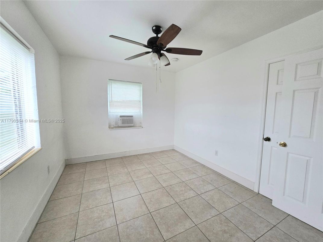 Empty room, Interior