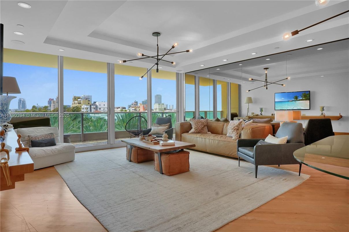 Interior, Living room, Pendant Lights, Recessed Lighting, Wood Texture Flooring