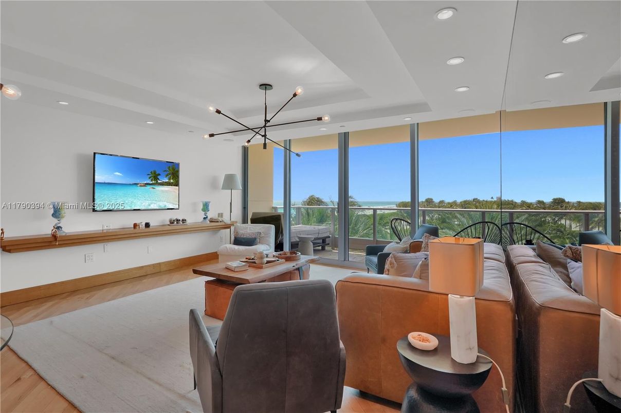 Interior, Living room, Pendant Lights, Recessed Lighting, Wood Texture Flooring