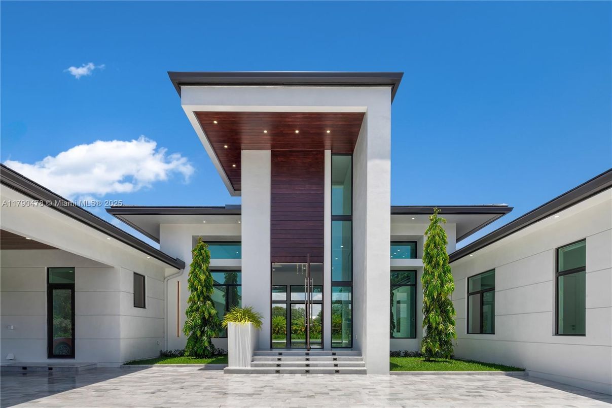 Exterior, Facade, Modern