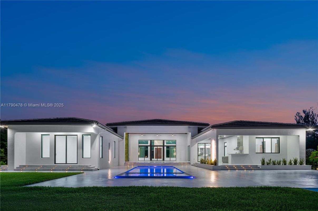 Backyard, Exterior, Facade, Pool, Modern