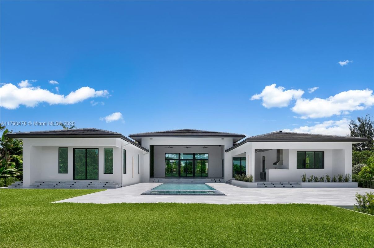 Backyard, Exterior, Facade, Pool, Modern