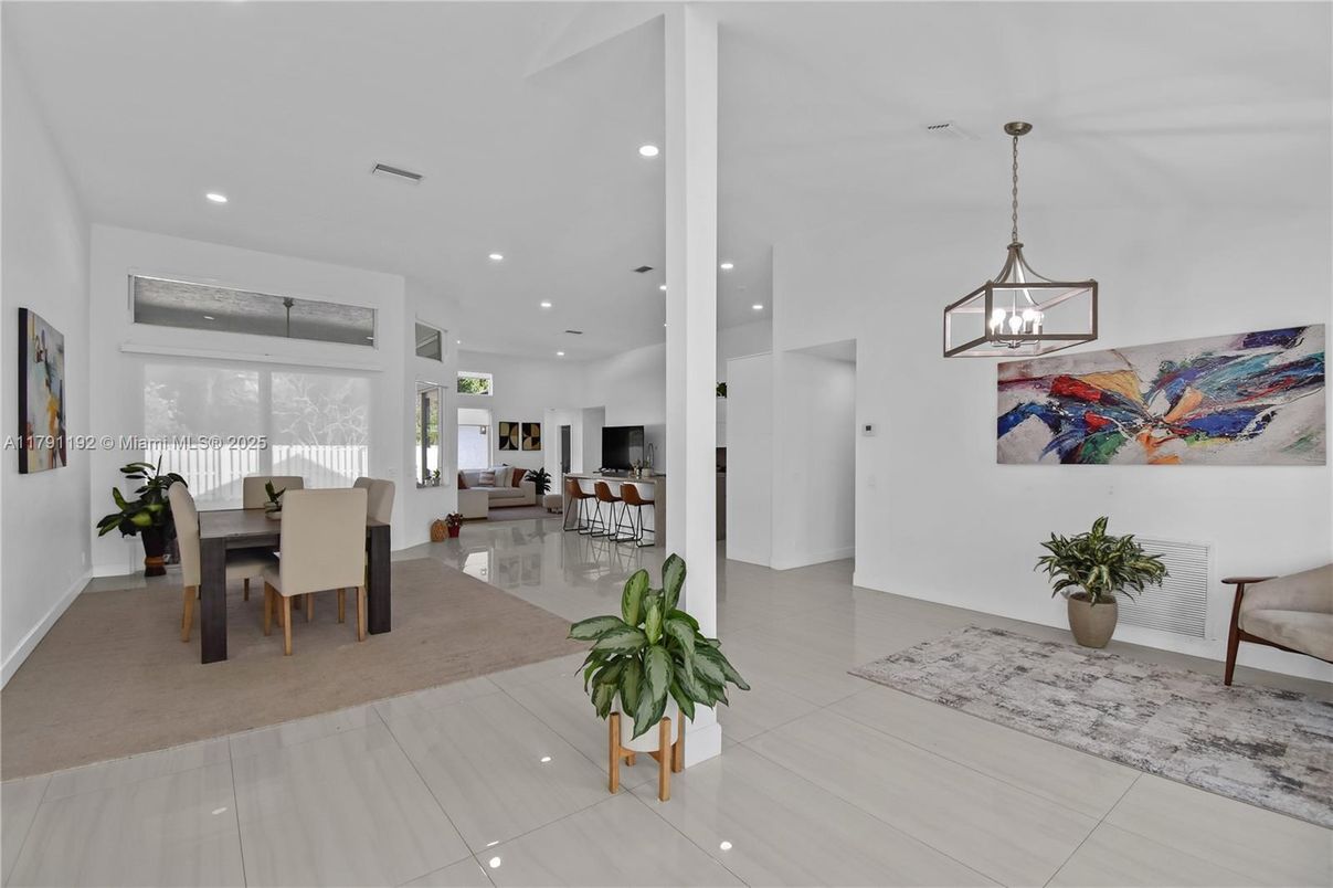 Dining room, Interior, Pendant Lights, Recessed Lighting