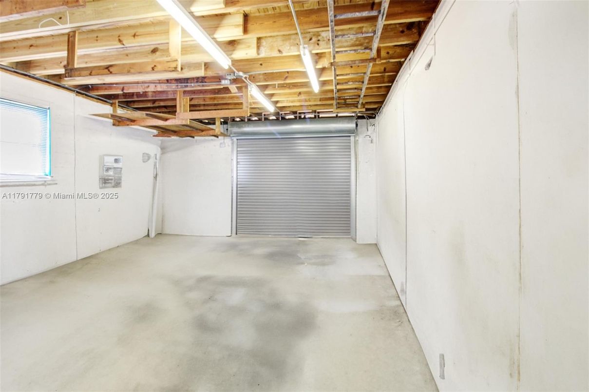 Garage, Interior, Wooden Beams
