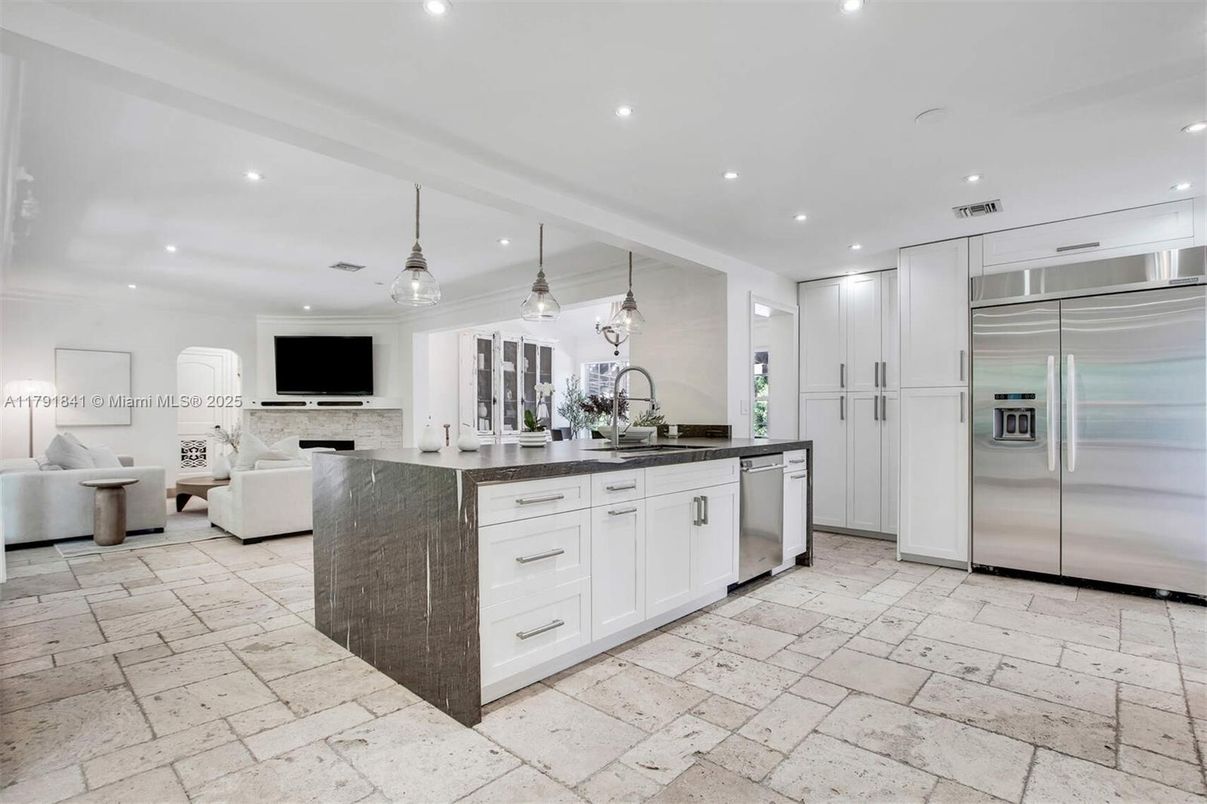 Interior, Kitchen, Living room, Pendant Lights, Recessed Lighting, Stainless Steel Appliances