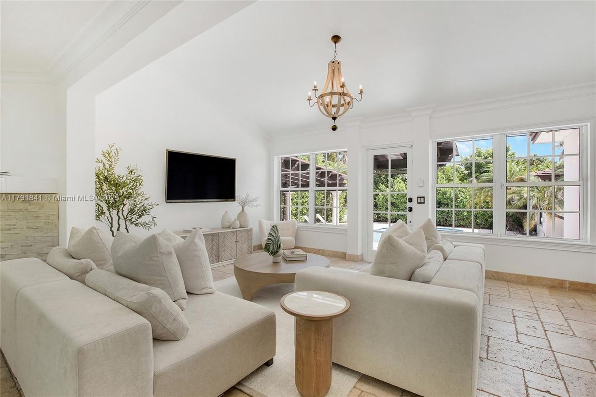 Chandelier, Interior, Living room