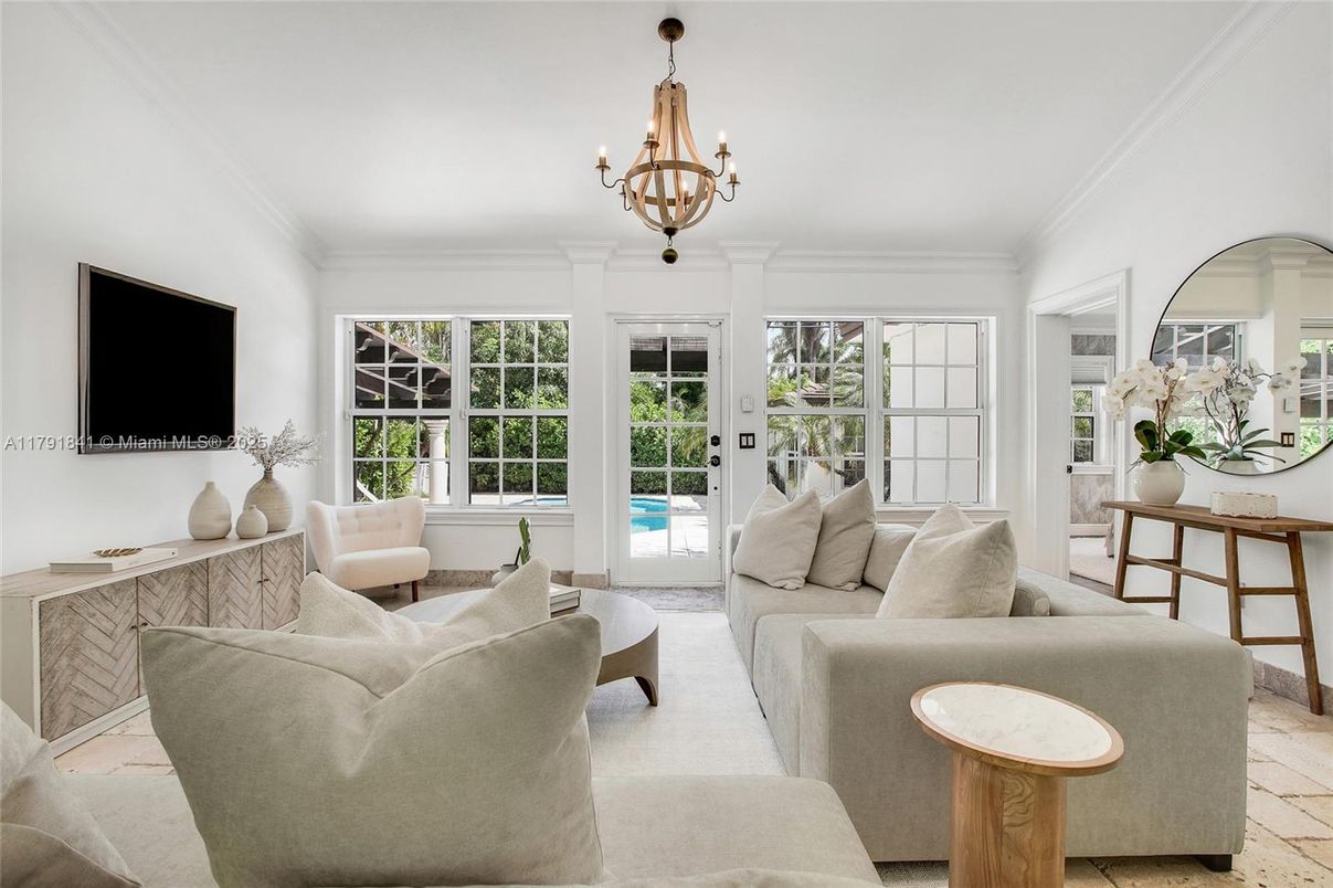 Chandelier, Interior, Living room