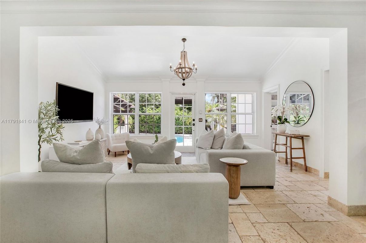 Chandelier, Interior, Living room