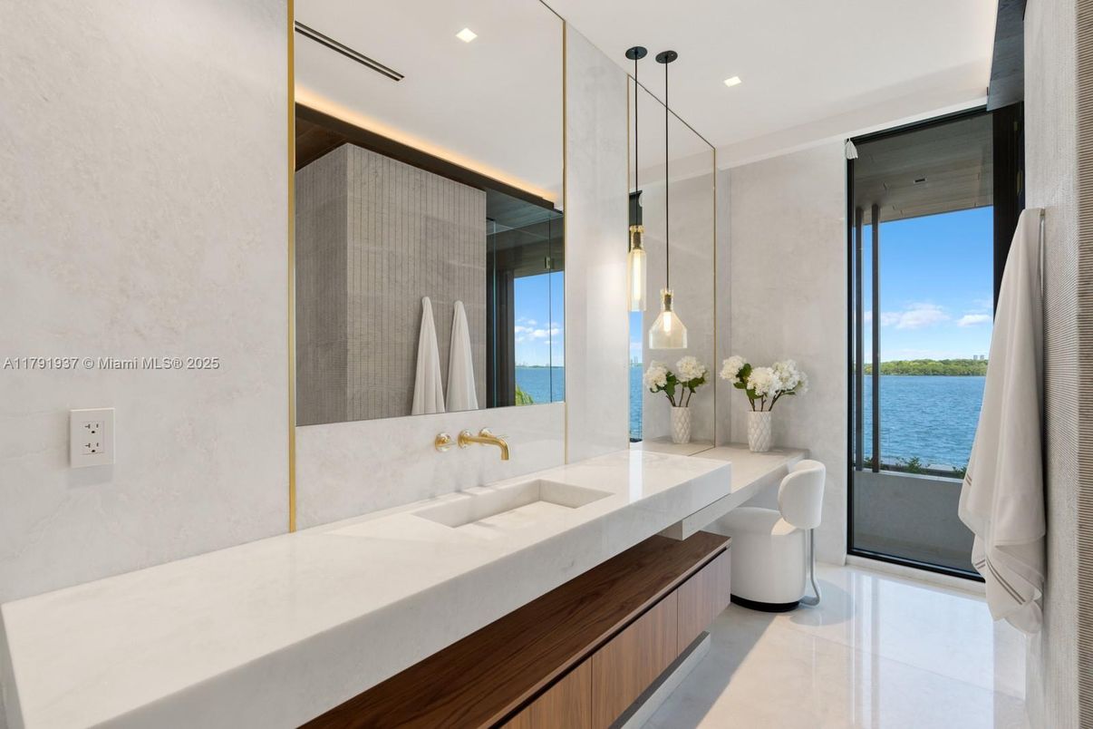 Bathroom, Interior, Pendant Lights, Recessed Lighting, Water
