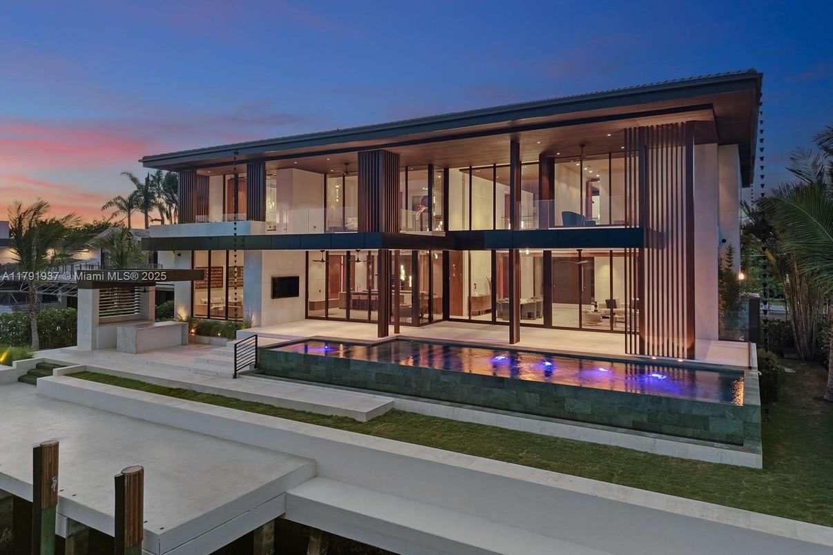 Backyard, Exterior, Facade, Pool, Modern