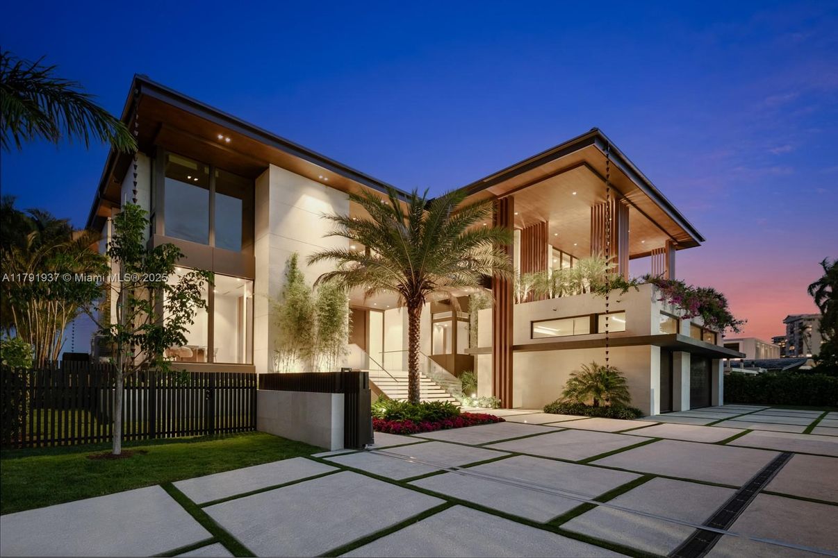 Exterior, Facade, Modern