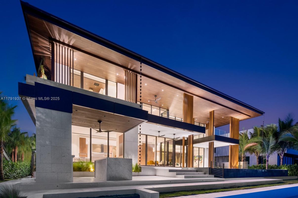 Exterior, Facade, Modern
