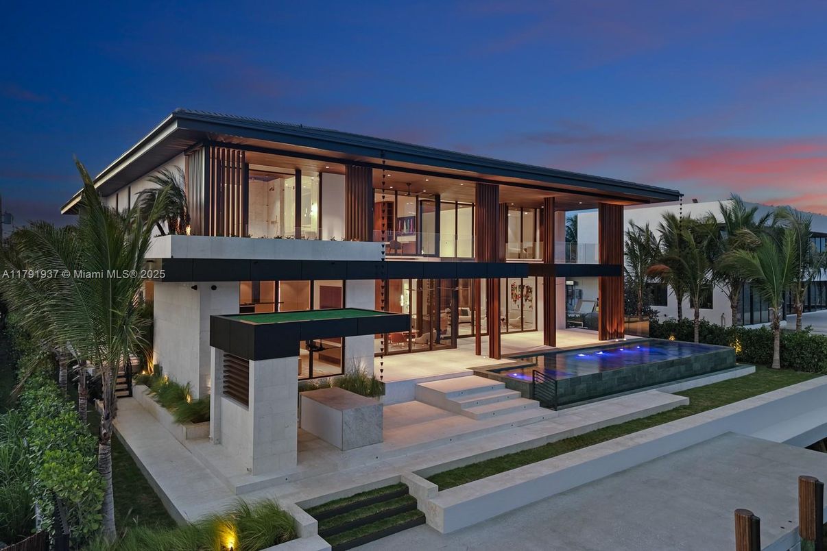 Exterior, Facade, Pool, Modern