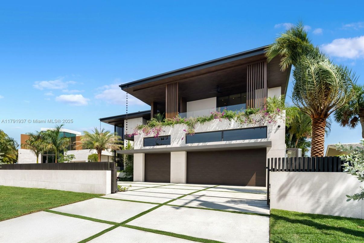 Attached, Backyard, Exterior, Facade, Modern