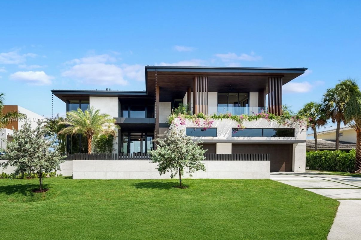 Backyard, Exterior, Facade, Modern
