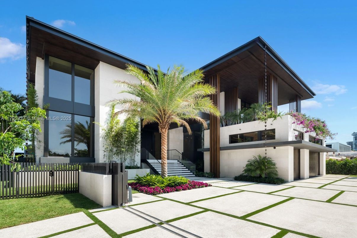 Exterior, Facade, Modern