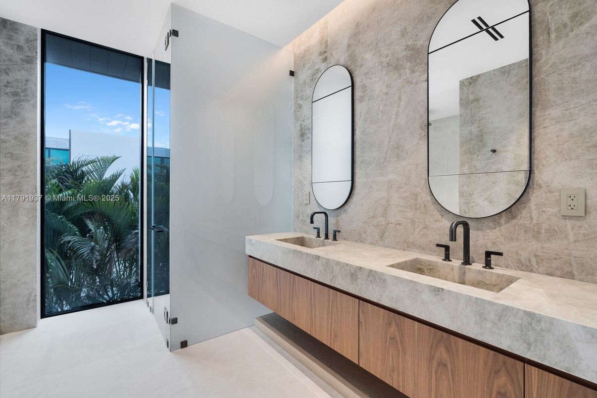 Bathroom, Dual Sink Vanities, Interior