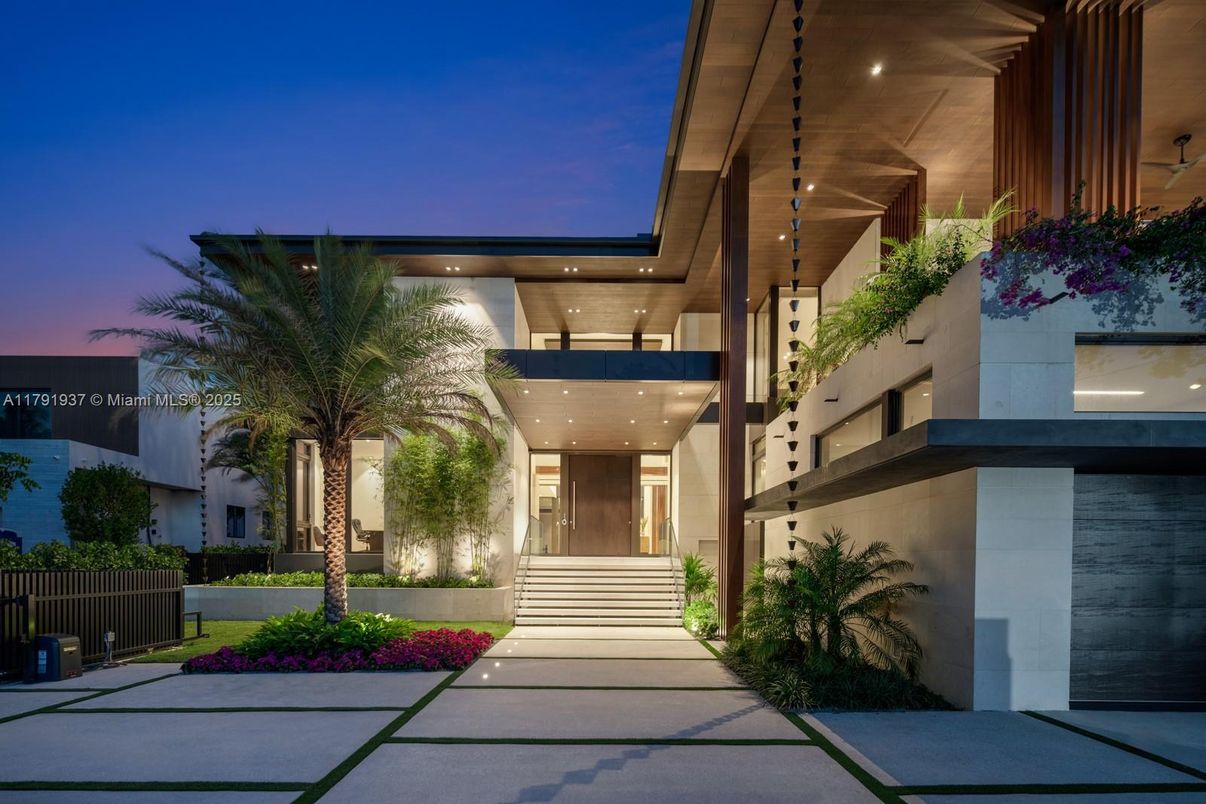 Exterior, Facade, Modern
