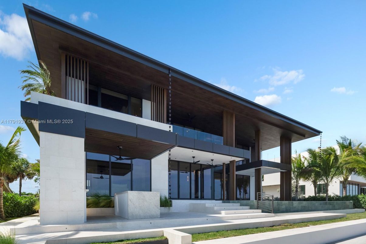 Exterior, Facade, Modern