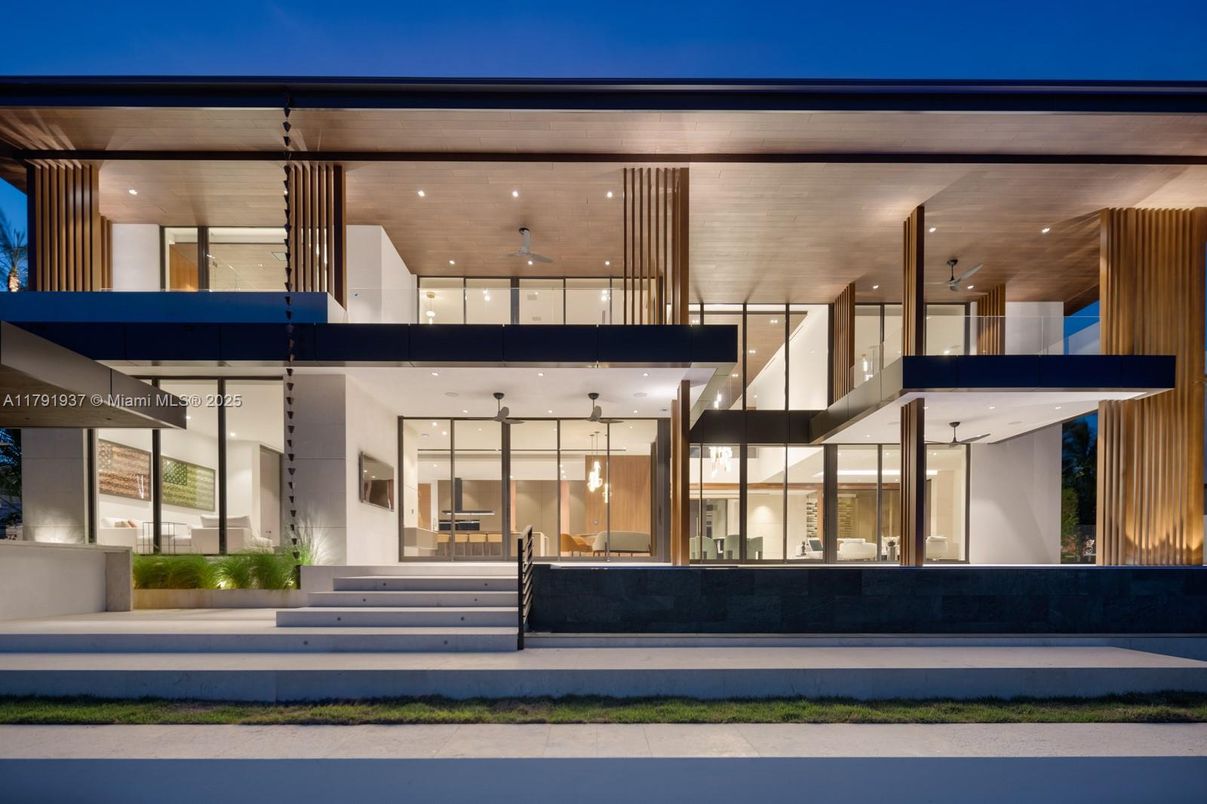 Exterior, Facade, Modern