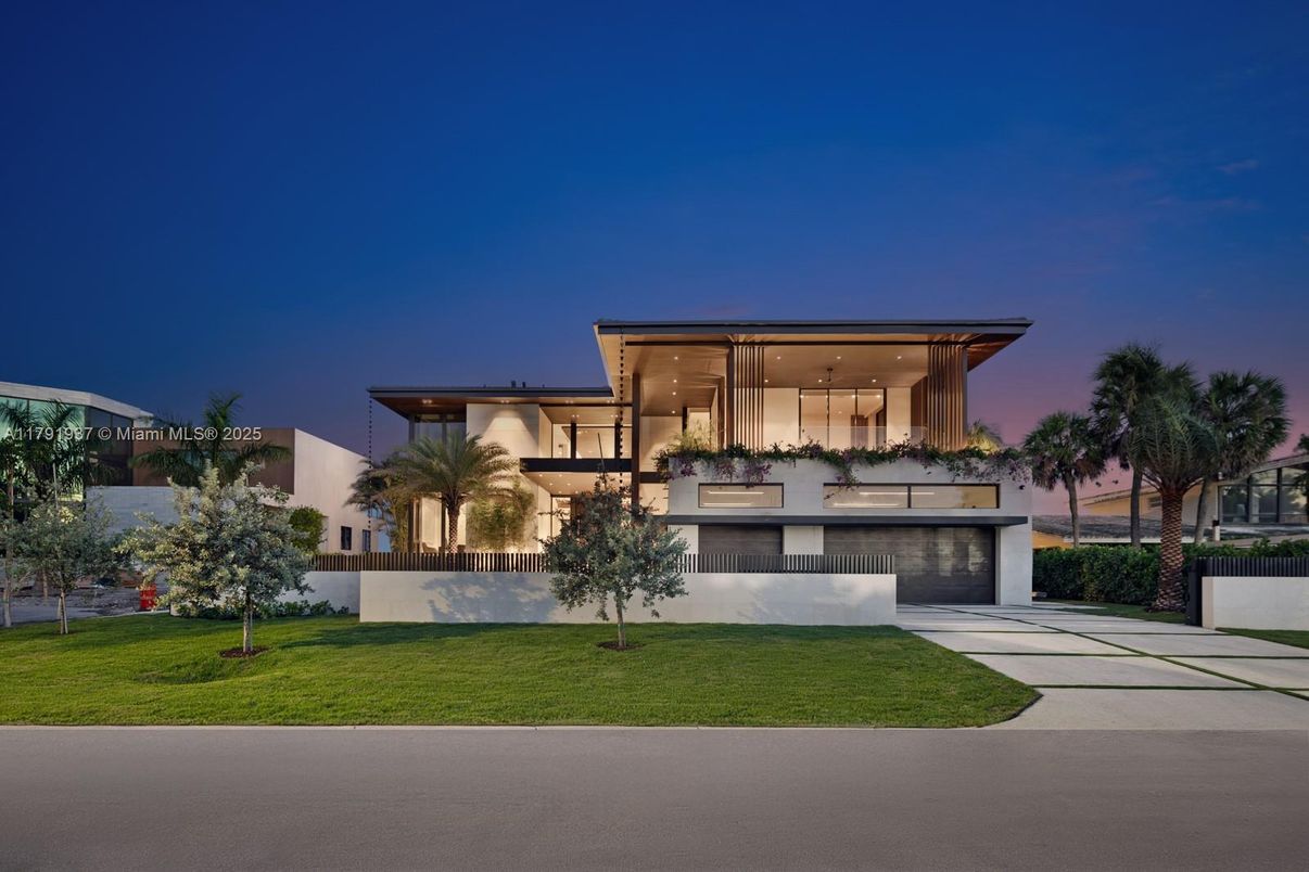 Attached, Backyard, Exterior, Facade, Modern