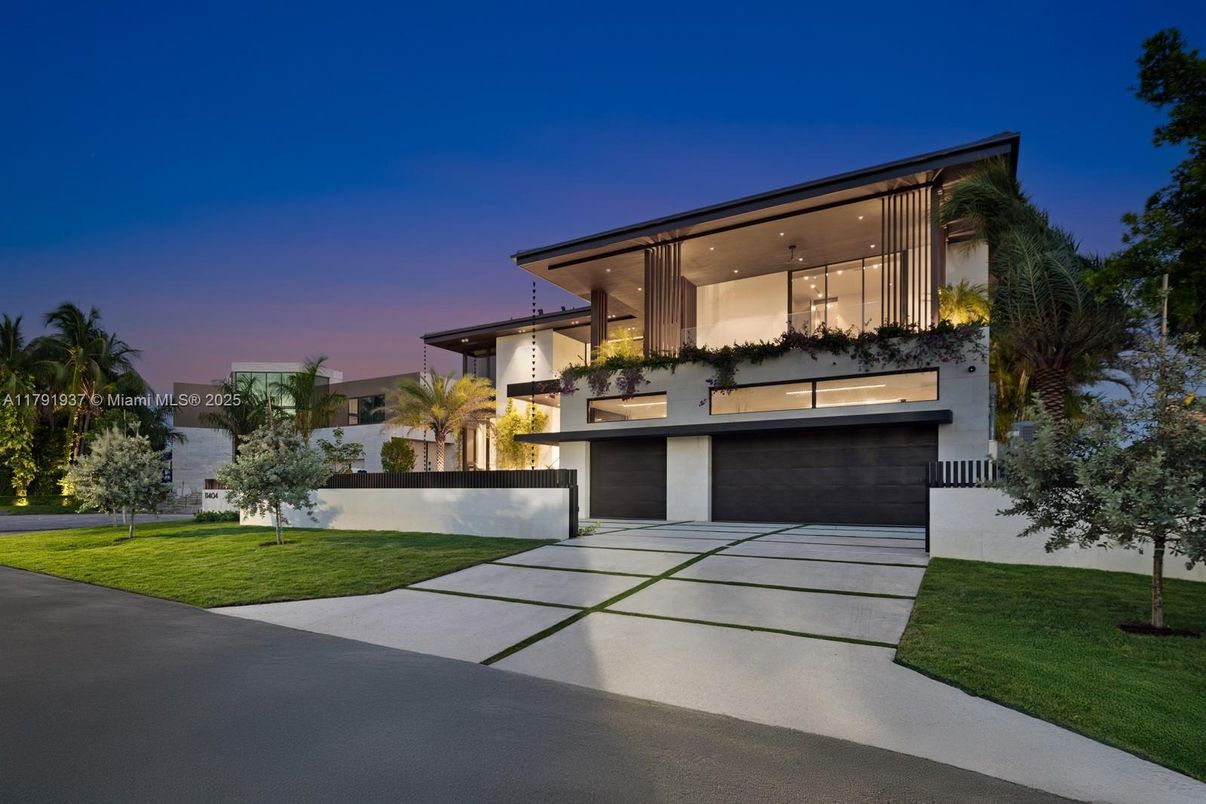 Attached, Exterior, Facade, Modern