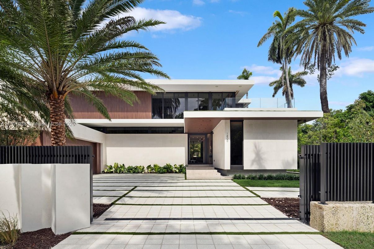 Backyard, Exterior, Facade, Modern