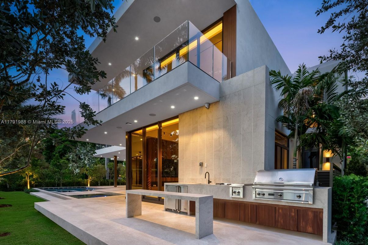 Exterior, Facade, Pool, Modern