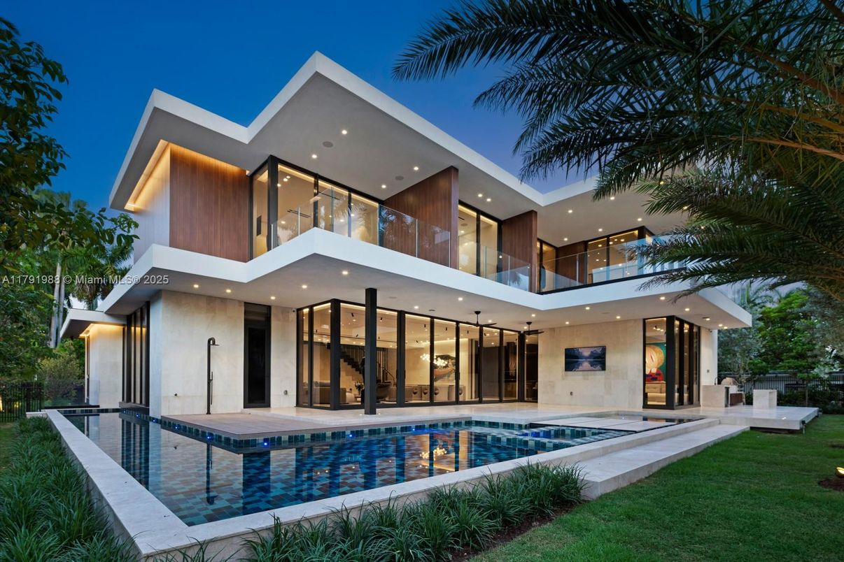 Backyard, Exterior, Facade, Pool, Modern