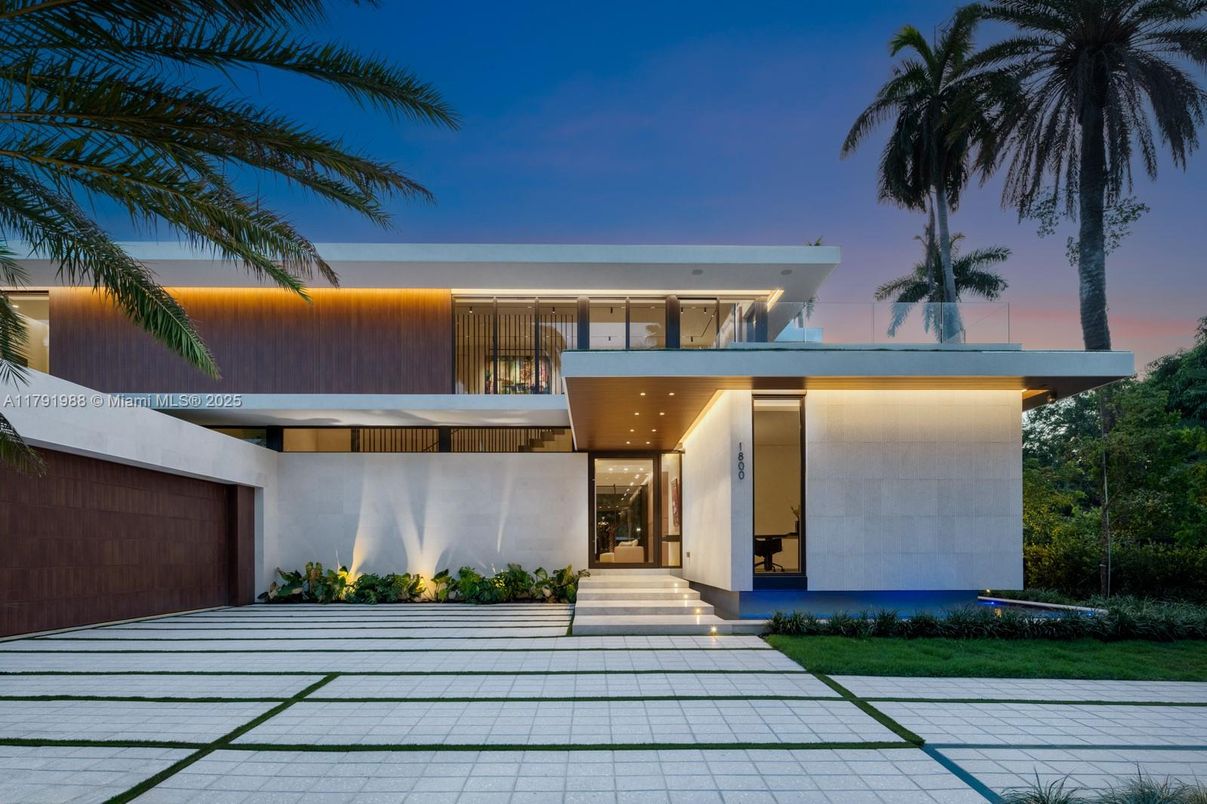 Attached, Backyard, Exterior, Facade, Modern