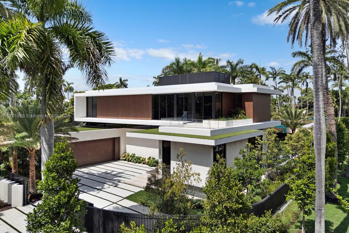 Backyard, Exterior, Facade, Modern