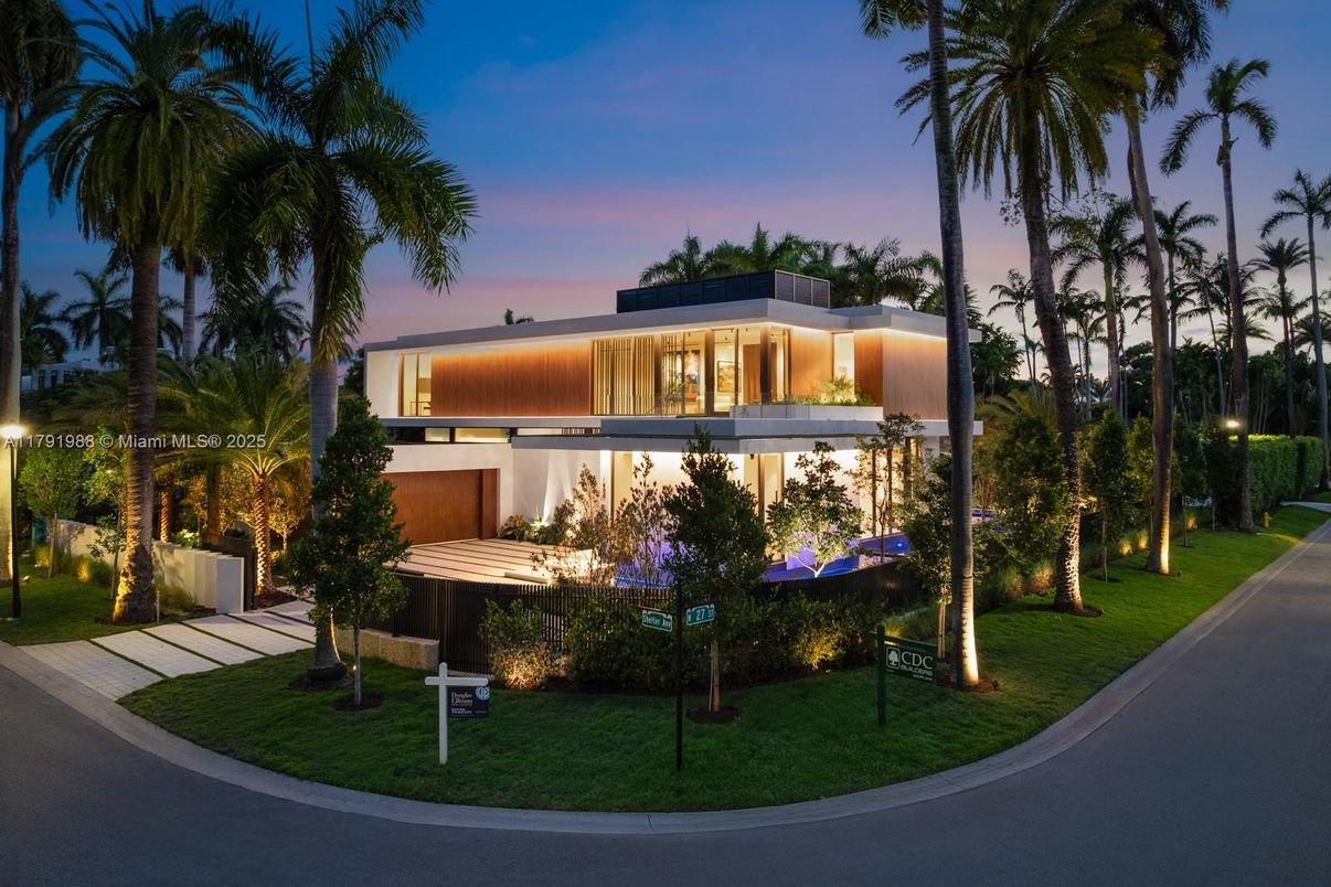 Exterior, Facade, Modern